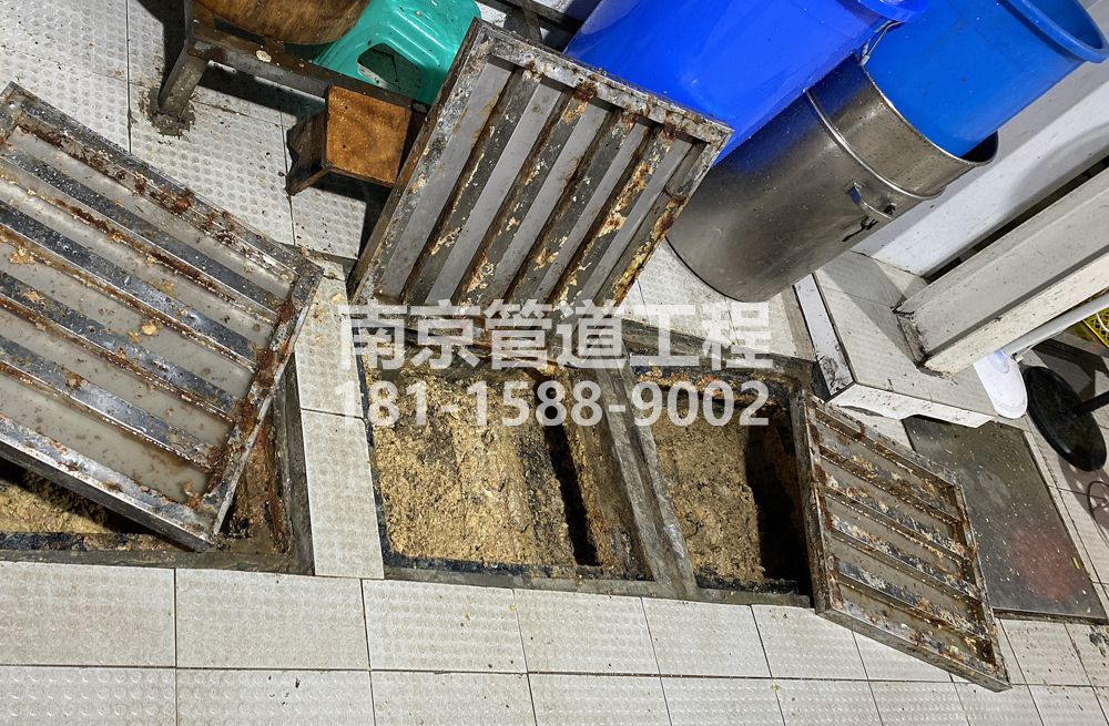 278话园城管中队食堂隔油池清理
